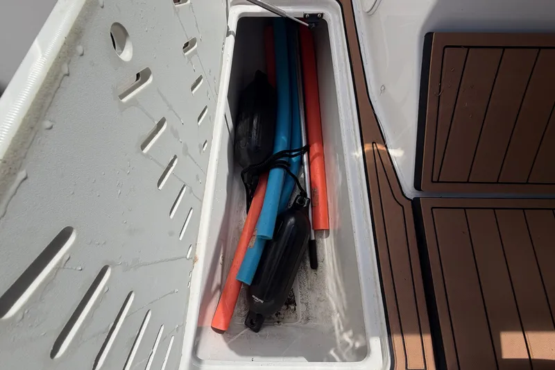 Slide: The Image of Ein Staufach auf einem Boot mit Schwimmnudeln und Fendern. - 37