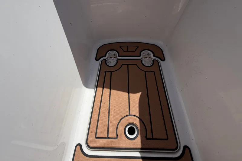 Slide: The Image of Piso del cockpit de un Glastron GT 245 de 2016 con diseño antideslizante. - 42