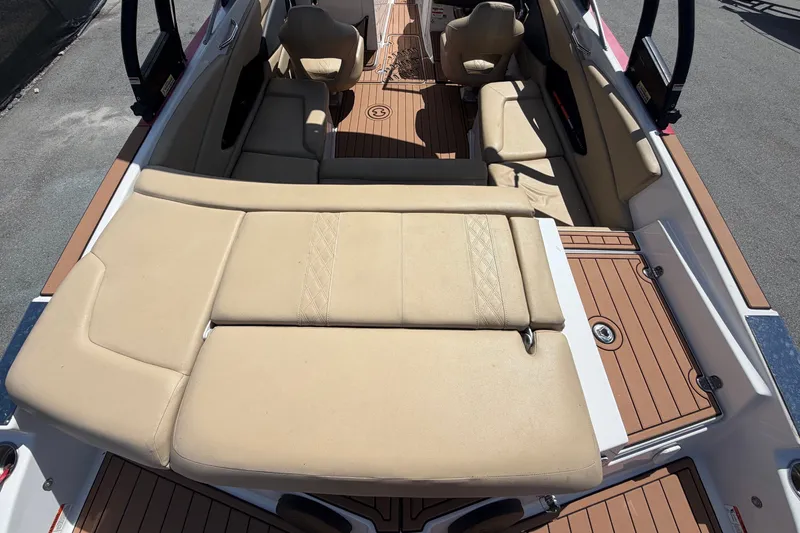 Slide: The Image of L'immagine mostra l'interno di una barca Glastron GT 245 del 2016 con sedili beige. - 15