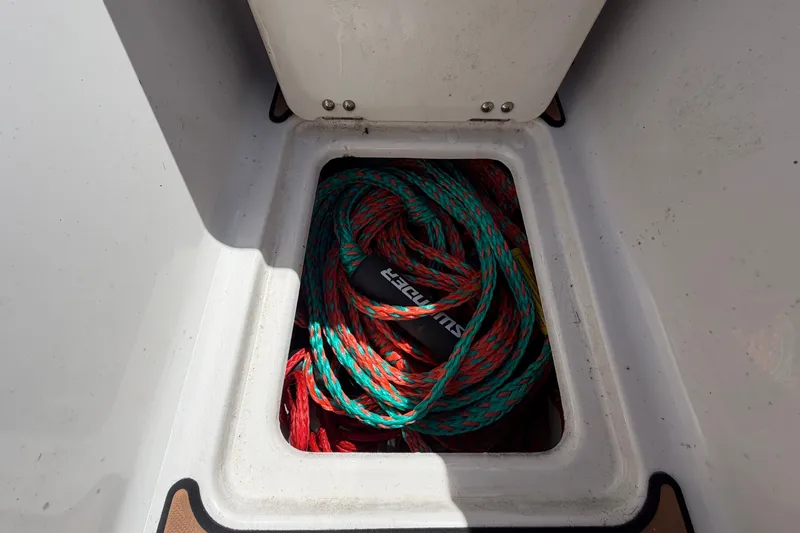 Slide: The Image of Un compartiment de rangement dans le bateau avec une corde colorée et un pare-chocs. - 43