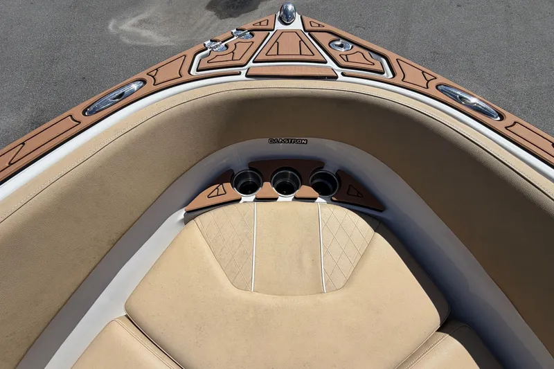 Slide: The Image of La prua di una barca Glastron GT 245 del 2016 con rivestimenti beige e portabicchieri. - 44