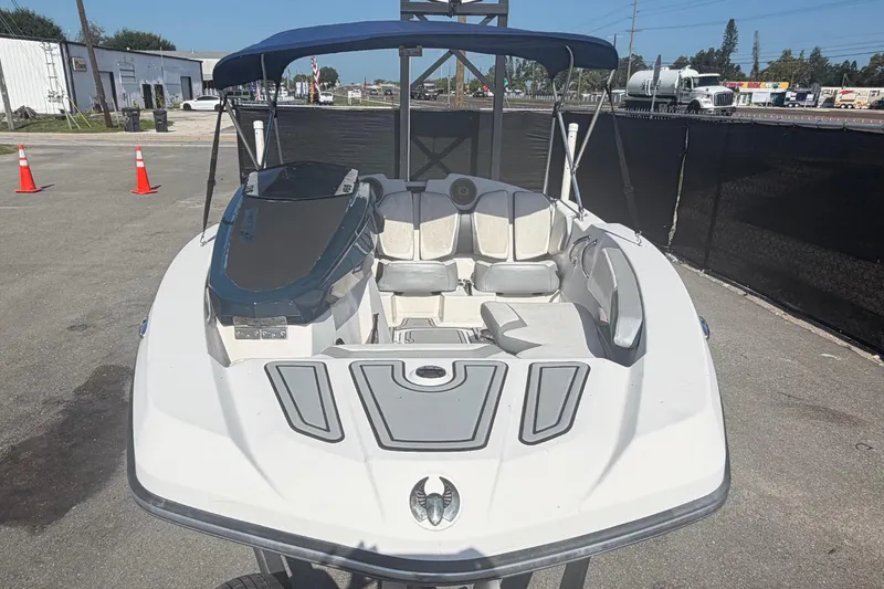 Slide: The Image of Scarab 165 de 2016 avec cockpit ouvert et accents bleus, garé sur un parking. - 33