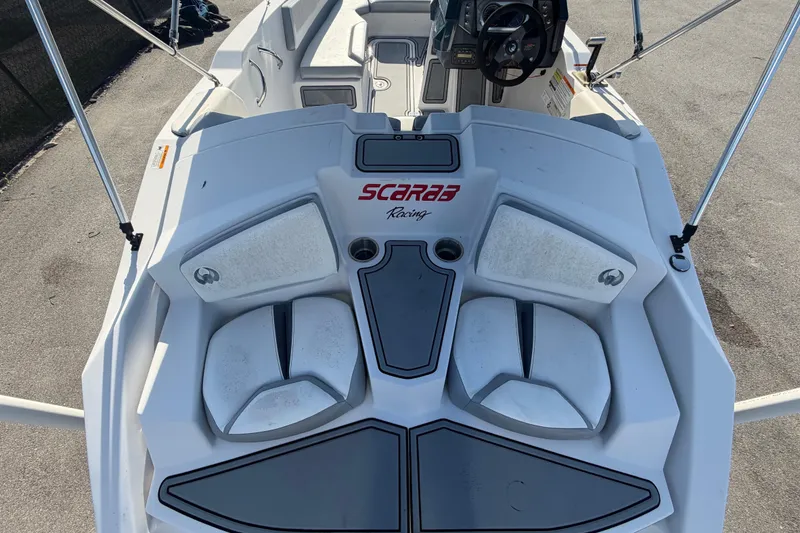 Slide: The Image of L'immagine mostra il cockpit di uno Scarab 165 del 2016 con rivestimenti bianchi e una postazione di comando. - 13