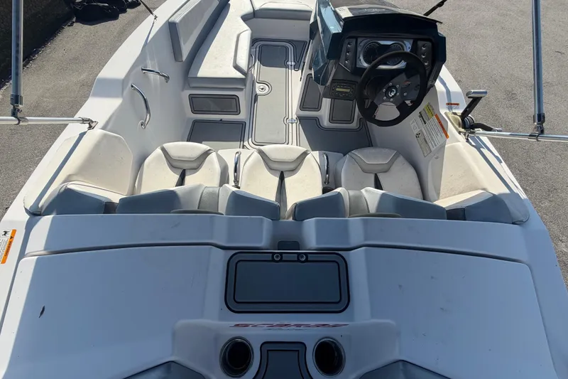 Slide: The Image of L'image montre le cockpit d'un bateau Scarab 165 de 2016 avec des sièges blancs et une station de pilotage. - 15