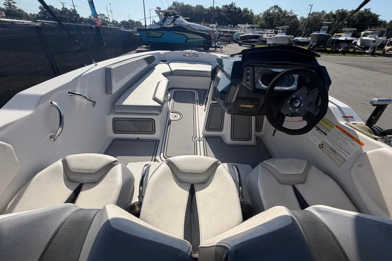 Slide: The Image of L'immagine mostra il cockpit di uno Scarab 165 del 2016 con sedili grigi e una postazione di comando. - 16