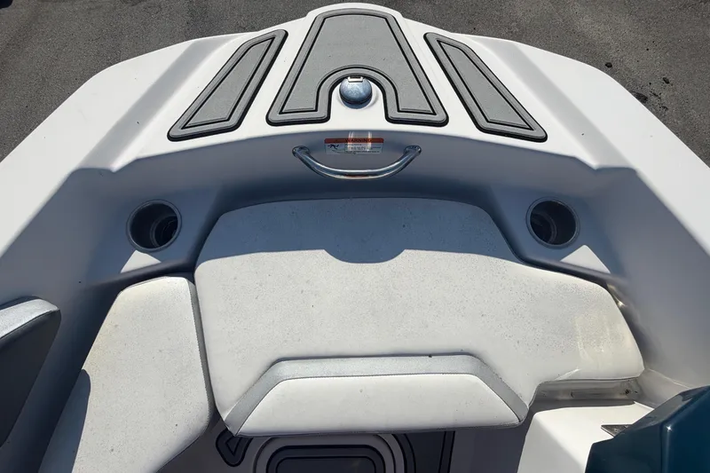 Slide: The Image of Gros plan de la proue d'un bateau Scarab 165 de 2016 avec des accents gris. - 32