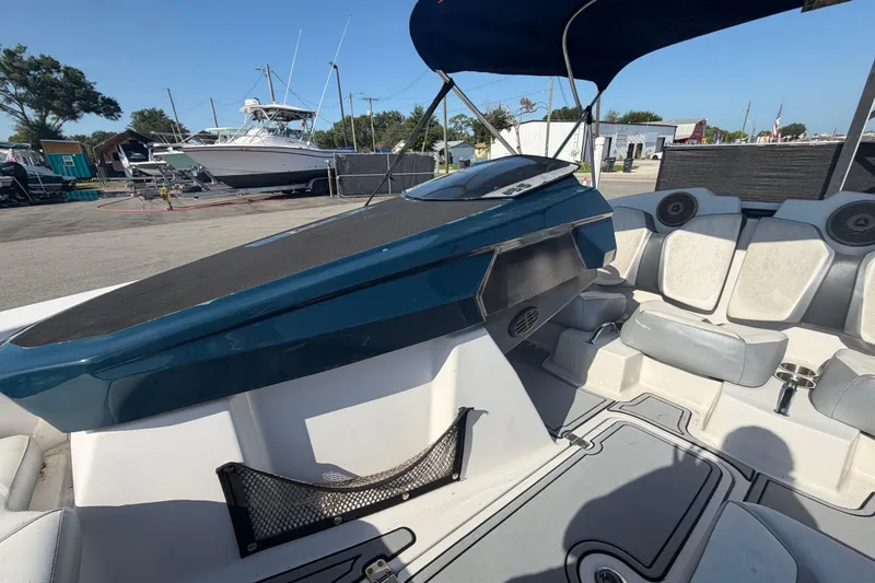 Slide: The Image of Das Bild zeigt das Cockpit eines Scarab 165 Bootes von 2016 mit grauen Sitzen. - 38