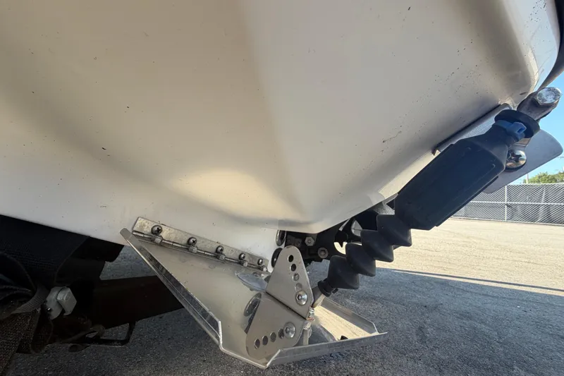 Slide: The Image of Close-up van de romp van een Scarab 165 boot uit 2016 met trimvlak. - 6