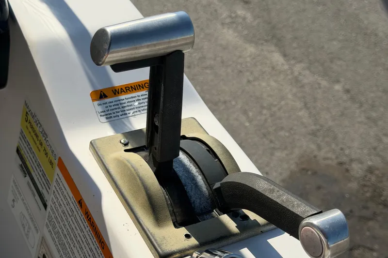 Slide: The Image of Primer plano de las palancas de control en un barco Scarab 165 de 2016. - 25