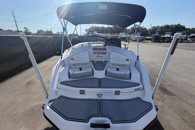 Slide: The Image of Ein 2016er Scarab 165 Boot mit offenem Verdeck, geparkt auf einem sonnigen Platz. - 12