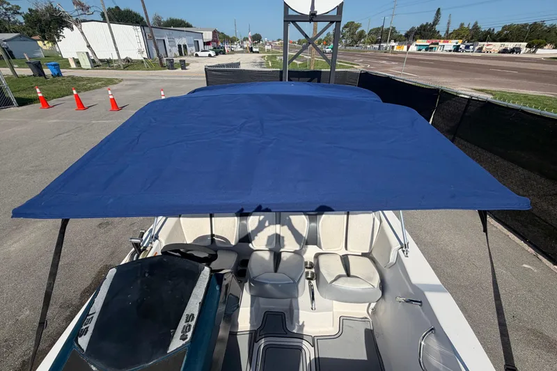 Slide: The Image of Un barco Scarab 165 de 2016 con toldo azul, estacionado en un lote de asfalto. - 37