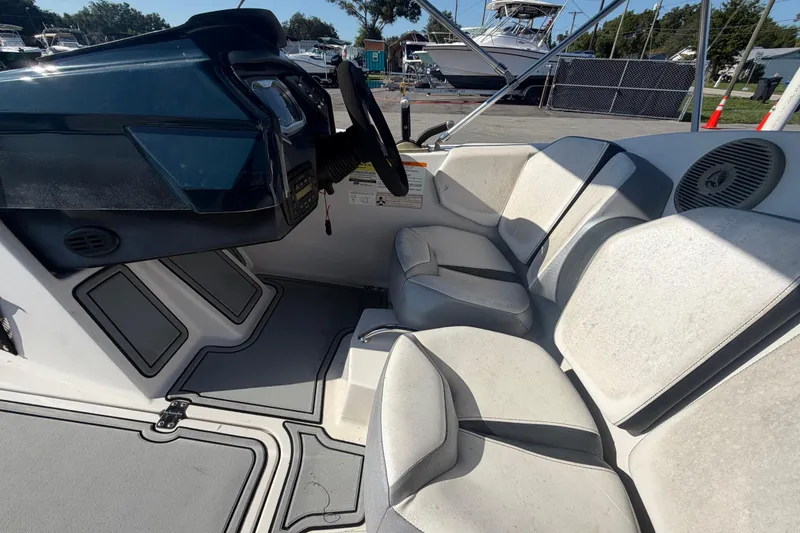 Slide: The Image of L'immagine mostra il cockpit di una barca Scarab 165 del 2016 con sedili bianchi e timone. - 18
