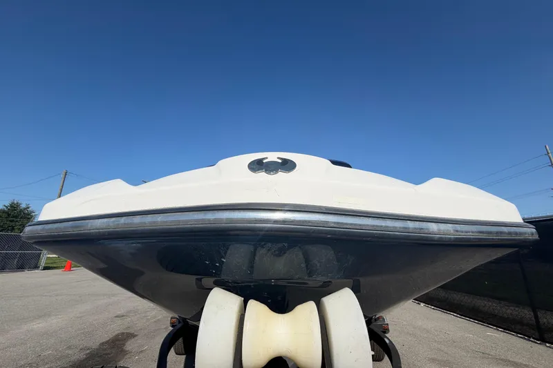 Slide: The Image of Een Scarab 165 boot uit 2016 op een trailer, tegen een heldere blauwe lucht. - 10