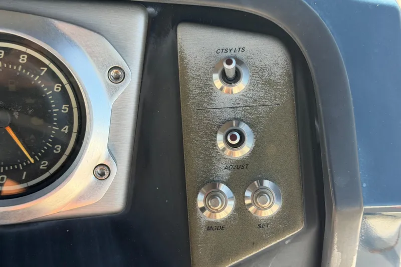 Slide: The Image of Primo piano di un pannello strumenti di una barca con interruttori e un tachimetro. - 23