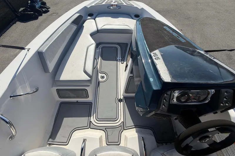 Slide: The Image of L'image montre le cockpit d'un bateau Scarab 165 de 2016 avec des sièges gris et un poste de pilotage. - 26