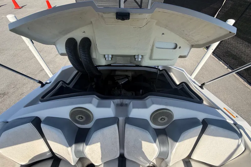 Slide: The Image of Ein Scarab 165 von 2016 mit geöffneter Motorabdeckung, zeigt den Motorraum und Lautsprecher. - 45