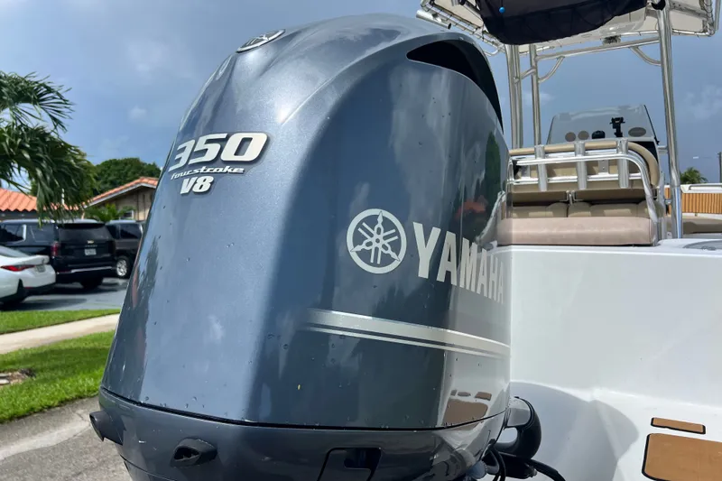 Slide: The Image of Un motore fuoribordo Yamaha V8 su una barca Sportsman Heritage 231 Center Console del 2016. - 9