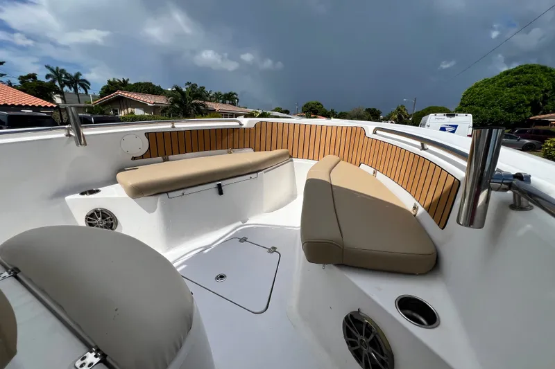 Slide: The Image of Das Bild zeigt das Vorderdeck eines Sportsman Heritage 231 Center Console Bootes von 2016 mit Sitzbänken. - 33