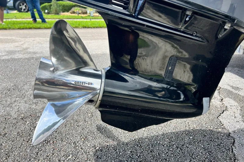 Slide: The Image of Close-up van een glanzende schroef op een buitenboordmotor op asfalt. - 6