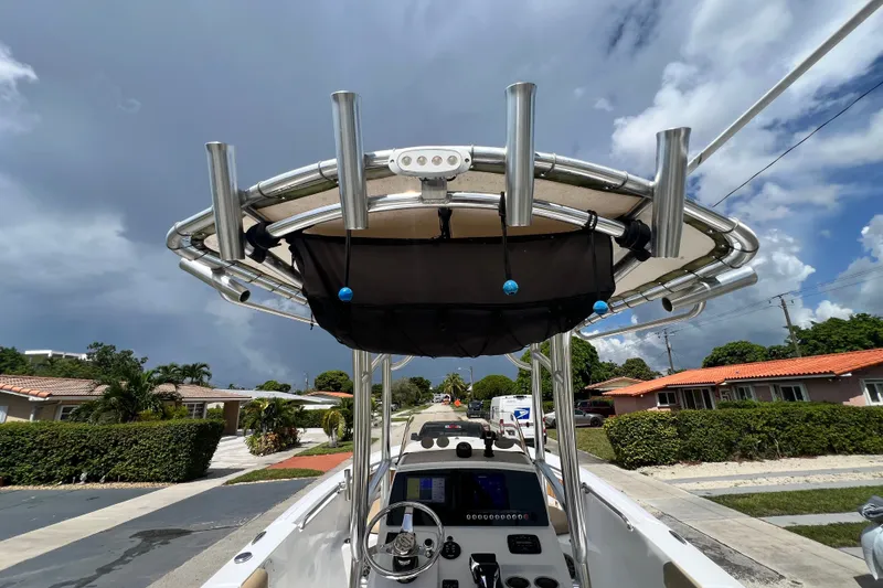 Slide: The Image of Una barca Sportsman Heritage 231 Center Console del 2016 con T-top e portacanne da pesca. - 15