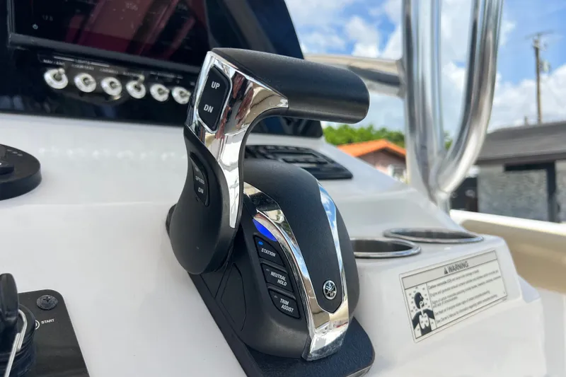 Slide: The Image of Primer plano de la palanca del acelerador en un barco Sportsman Heritage 231 Center Console. - 25