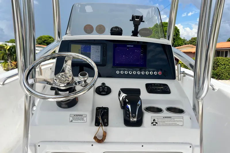 Slide: The Image of L'image montre la barre d'un bateau Sportsman Heritage 231 Center Console de 2016. - 18