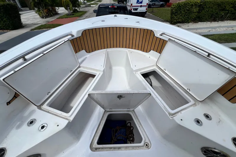Slide: The Image of La imagen muestra la proa de un barco Sportsman Heritage 231 Center Console de 2016 con compartimentos de almacenamiento abiertos. - 35