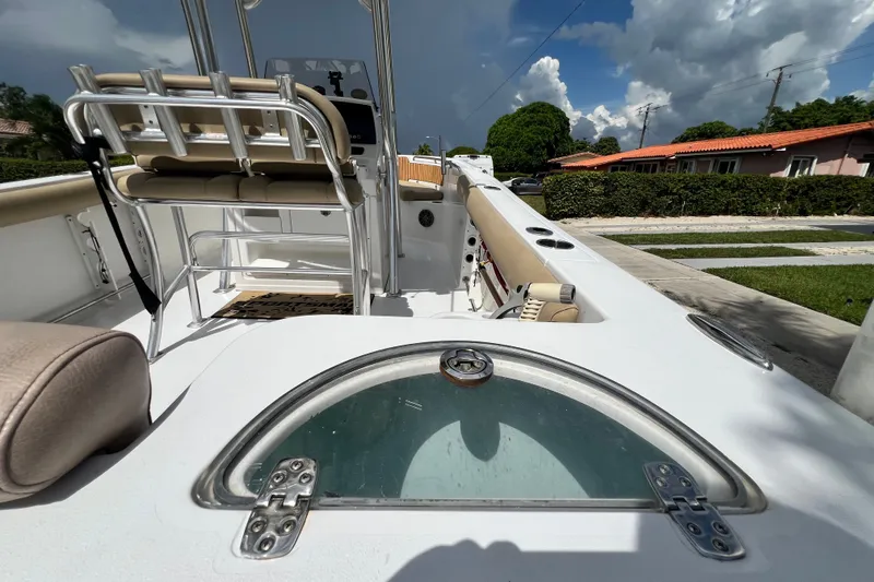 Slide: The Image of Das Bild zeigt das Deck eines Sportsman Heritage 231 Center Console Bootes von 2016. - 53