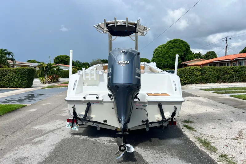 Slide: The Image of Un bateau Sportsman Heritage 231 Center Console de 2016 sur une remorque dans une zone résidentielle. - 3
