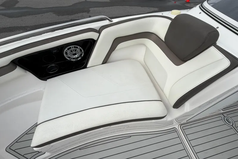 Slide: The Image of Luxurious seating on 2016 Yamaha Boats 242 Limited S E-Series with integrated speaker system. - 31