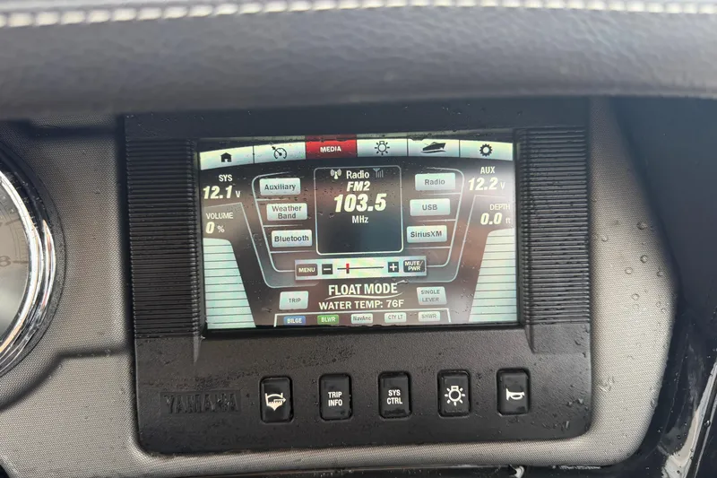 Slide: The Image of Yamaha Boats 2016 242 Limited S E-Series dashboard display showing media controls and system information. - 21