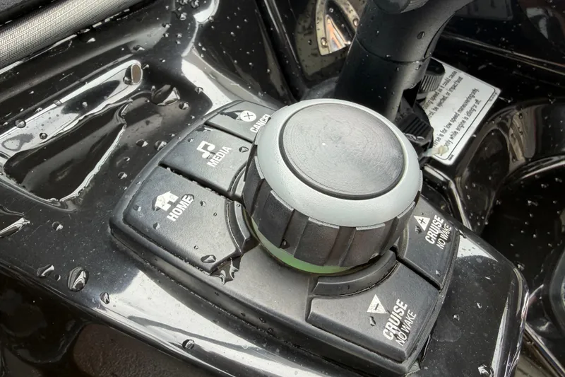 Slide: The Image of Control panel of 2016 Yamaha Boats 242 Limited S E-Series, featuring media and cruise buttons. - 22