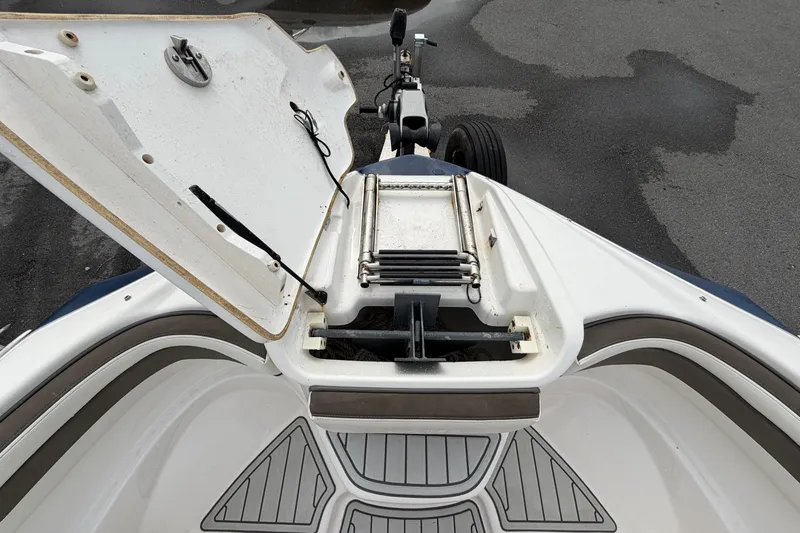 Slide: The Image of 2016 Yamaha Boats 242 Limited S E-Series bow with open hatch and ladder. - 34