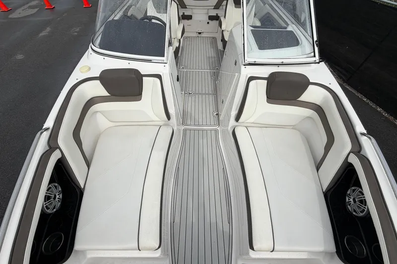 Slide: The Image of Das Bild zeigt das Cockpit eines 2016er Yamaha 242 Limited S E-Series mit weißen Sitzen und grauem Boden. - 37