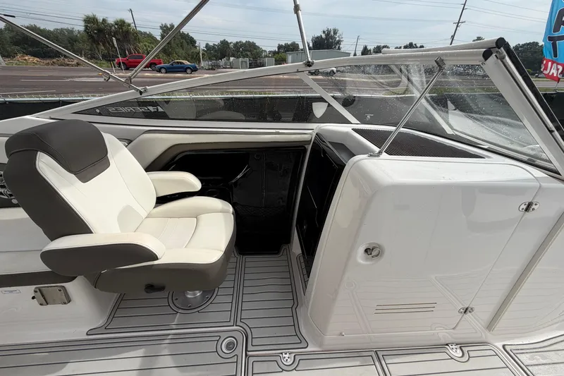 Slide: The Image of 2016 Yamaha Boats 242 Limited S E-Series cockpit with white and gray seating. - 41