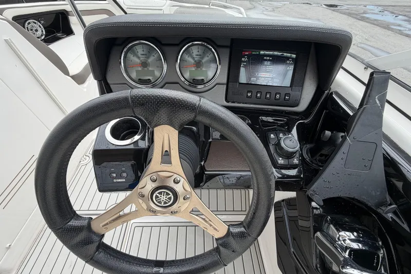 Slide: The Image of Steering wheel and dashboard of 2016 Yamaha Boats 242 Limited S E-Series. - 20
