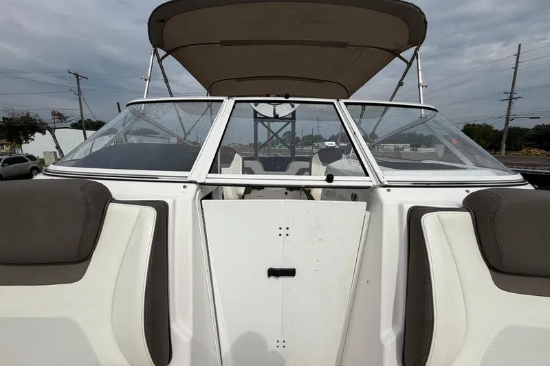 Slide: The Image of 2016 Yamaha Boats 242 Limited S E-Series with canopy, viewed from the bow. - 39