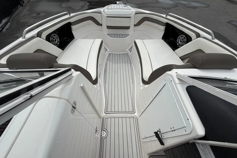 Slide: The Image of L'image montre la proue d'un bateau Yamaha 242 Limited S E-Series 2016 avec des sièges élégants. - 27