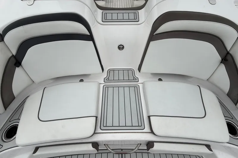 Slide: The Image of La imagen muestra la popa de un barco Yamaha 242 Limited S E-Series 2016 con asientos acolchados y acentos grises. - 13