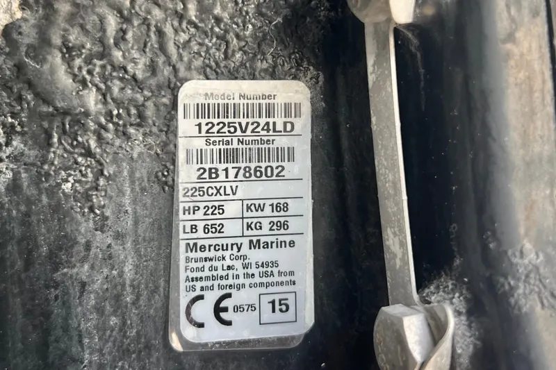 Slide: The Image of Una placa con el número de serie y especificaciones técnicas de un motor Mercury Marine. - 14