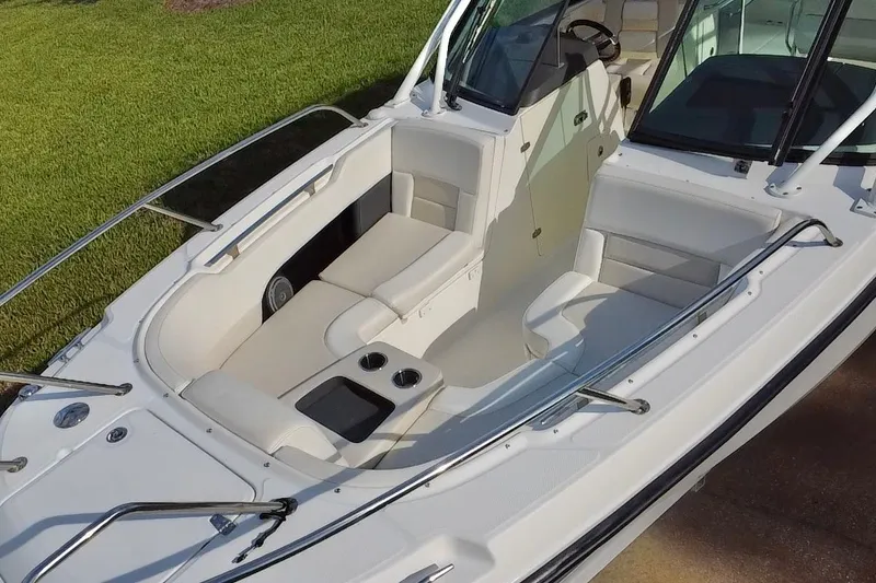 Slide: The Image of De afbeelding toont de cockpit van een Boston Whaler 270 Vantage uit 2015 met witte bekleding. - 44