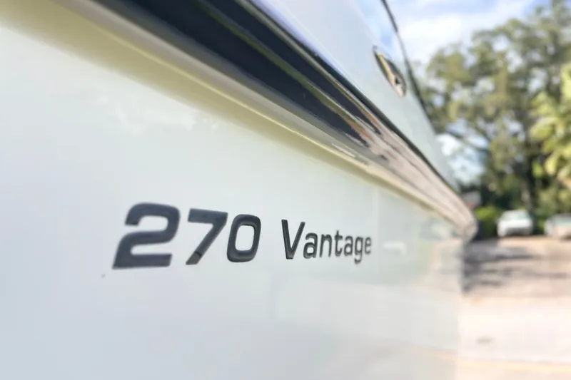 Slide: The Image of Gros plan sur l'inscription "270 Vantage" sur la coque d'un bateau. - 8