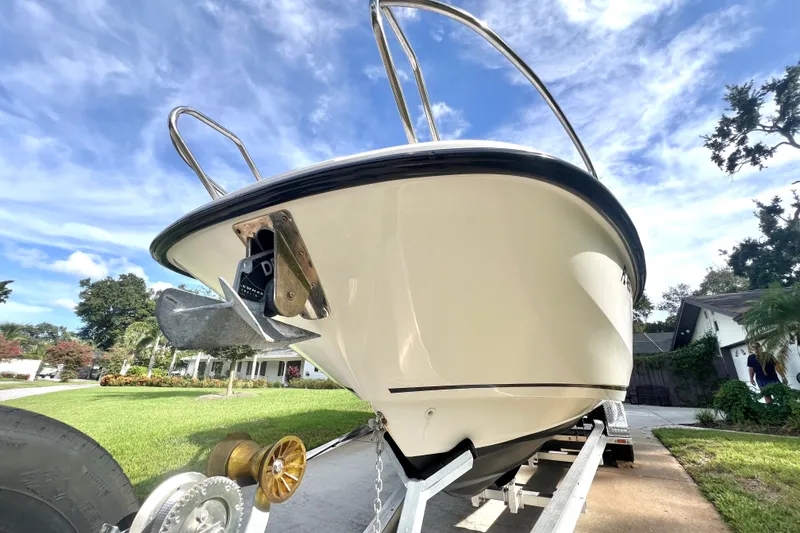 Slide: The Image of Un Boston Whaler 270 Vantage de 2015 en un remolque, rodeado de césped verde y árboles. - 22