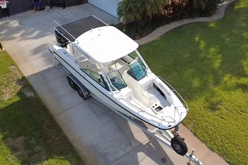 Slide: The Image of Een Boston Whaler 270 Vantage uit 2015 staat op een trailer in een oprit. - 35