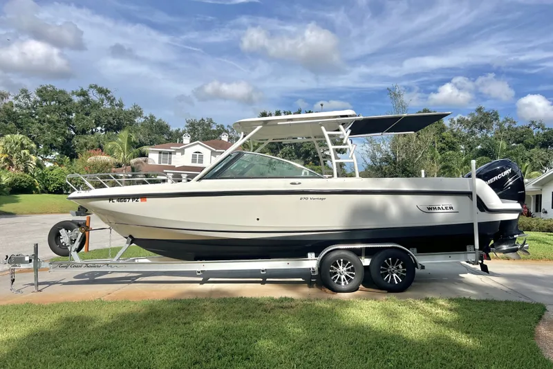 Slide: The Image of Un Boston Whaler 270 Vantage del 2015 su un rimorchio in una zona residenziale. - 16