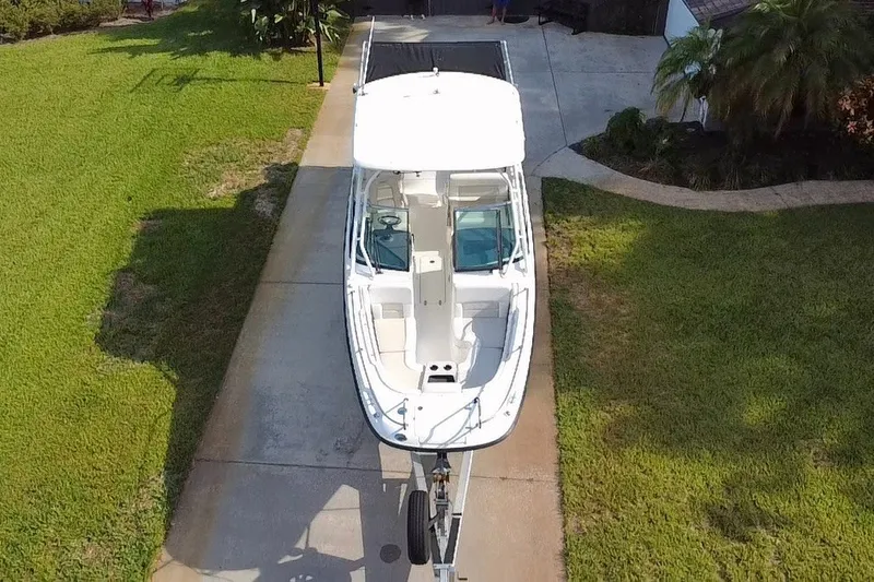 Slide: The Image of Un Boston Whaler 270 Vantage de 2015 est sur une remorque dans une allée. - 27