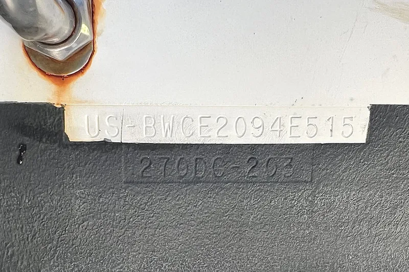 Slide: The Image of Gros plan sur un numéro de série sur un bateau Boston Whaler 270 Vantage. - 7