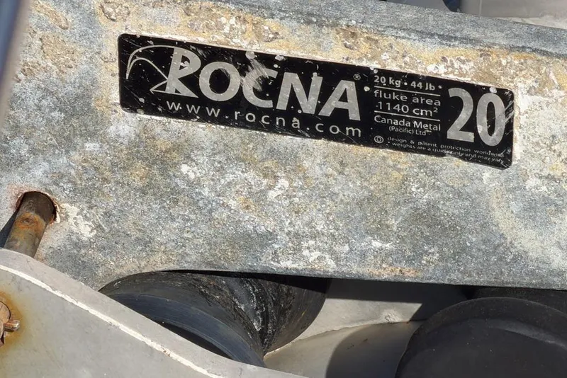 Slide: The Image of Rocna 20 anchor label on a Leopard 38, 2000 model, showing specifications and website. - 131