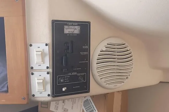 Slide: The Image of Control panel and speaker on a 2000 Luhrs Tournament 290 Open boat. - 14