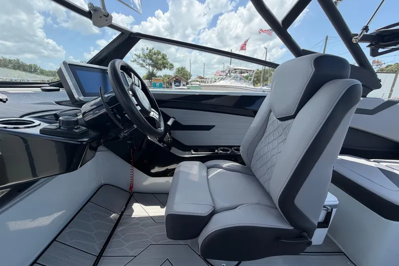 Slide: The Image of L'immagine mostra la plancia di un Yamaha Boats 222XD 2024 con un volante moderno e display. - 20